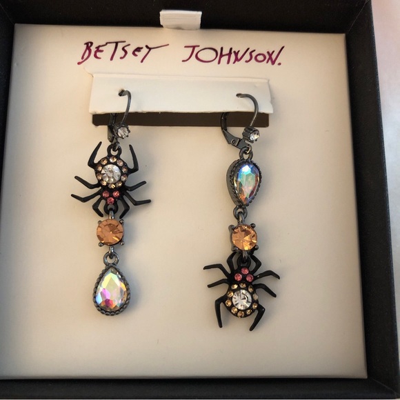 Betsey Johnson Hematite Tone Spider Mismatch Drop Earrings Crystal Accents NIB - Picture 3 of 10